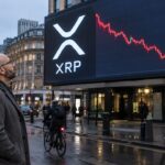 Groot reclamescherm op straat met het XRP-logo en een koersgrafiek die na een dip weer licht oploopt, met een voorbijganger die omhoog kijkt