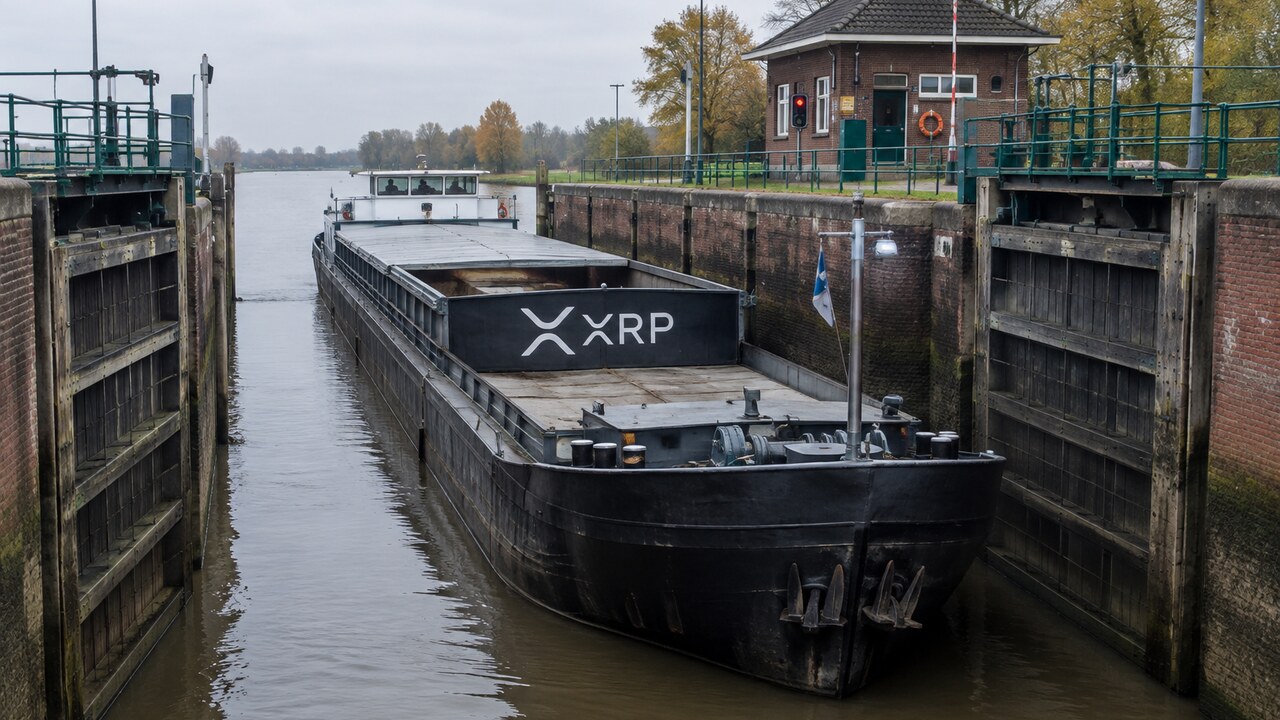 Vrachtschip met groot XRP-logo wacht in een Nederlandse sluis tussen twee gesloten sluisdeuren