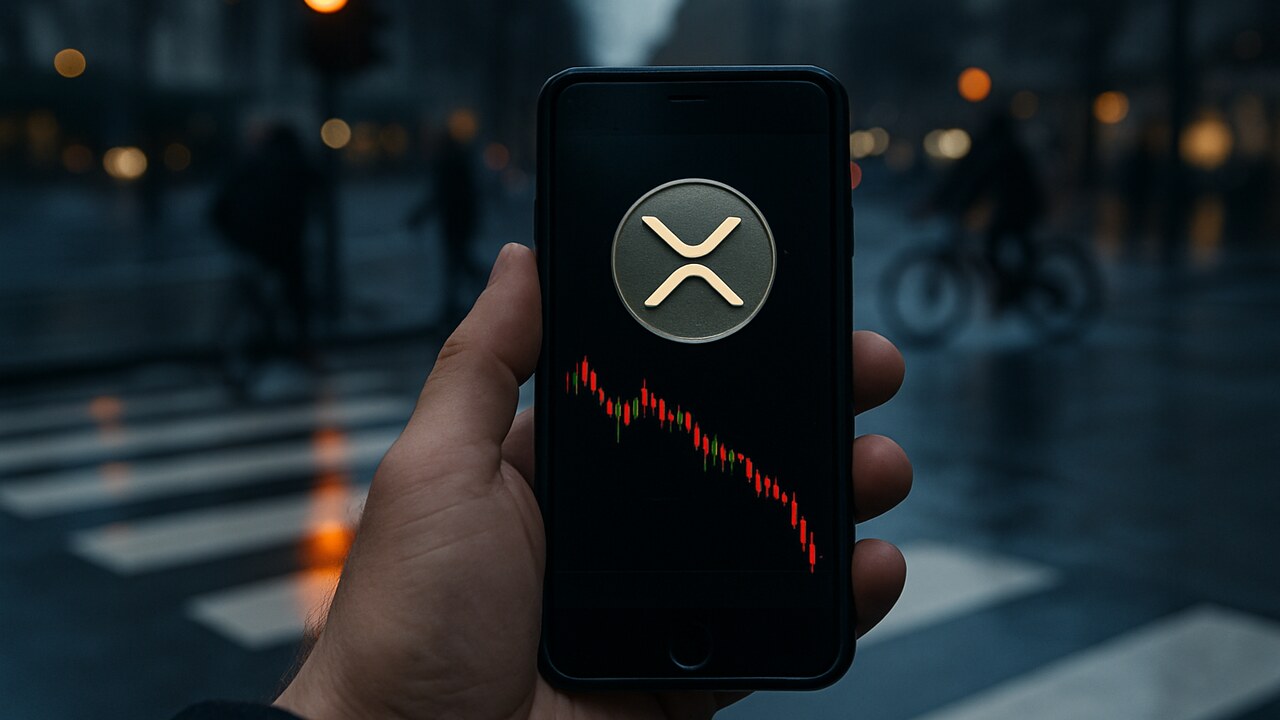 Hand met smartphone op een regenachtig kruispunt, met het XRP-logo en een dalende koersgrafiek op het scherm en een oranje stoplicht op de achtergrond