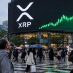 Groot reclamescherm boven een drukke kruising in Seoul toont het XRP-logo naast een groene grafiek met stijgende kooporders