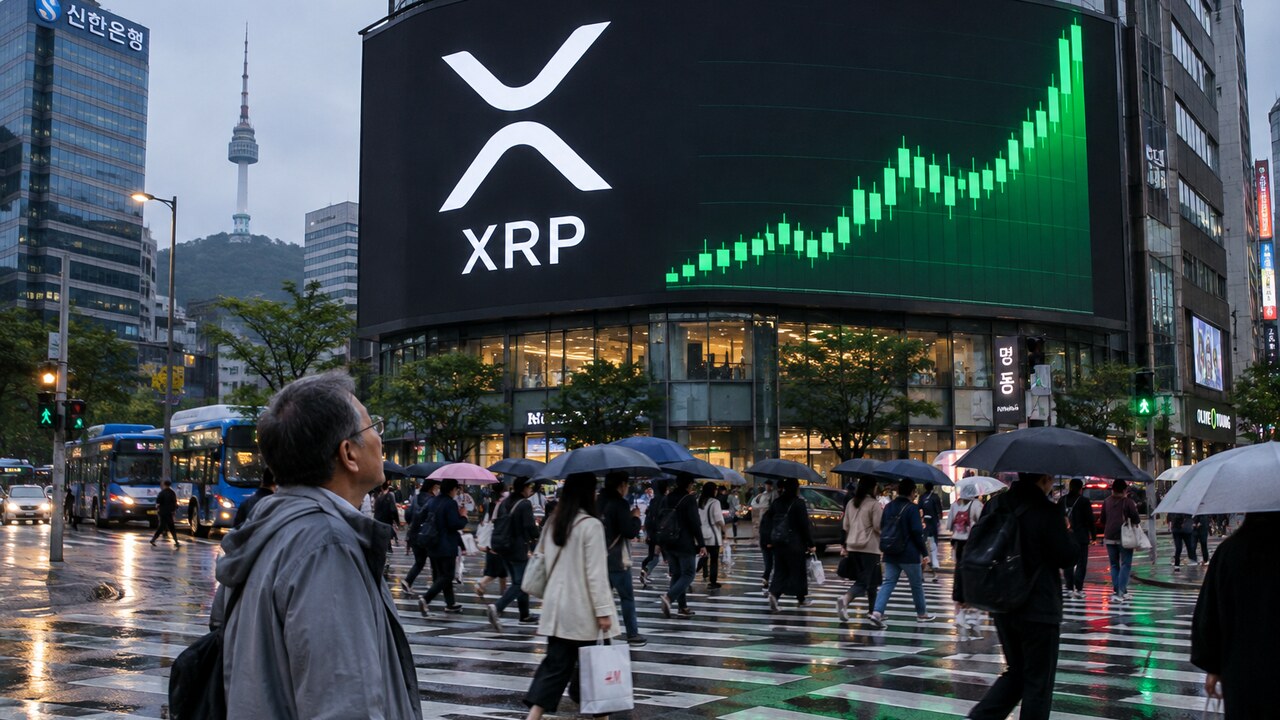 Groot reclamescherm boven een drukke kruising in Seoul toont het XRP-logo naast een groene grafiek met stijgende kooporders