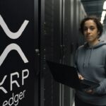 Serverrack in een datacenter met een groot XRP Ledger-logo en een technicus met laptop ernaast