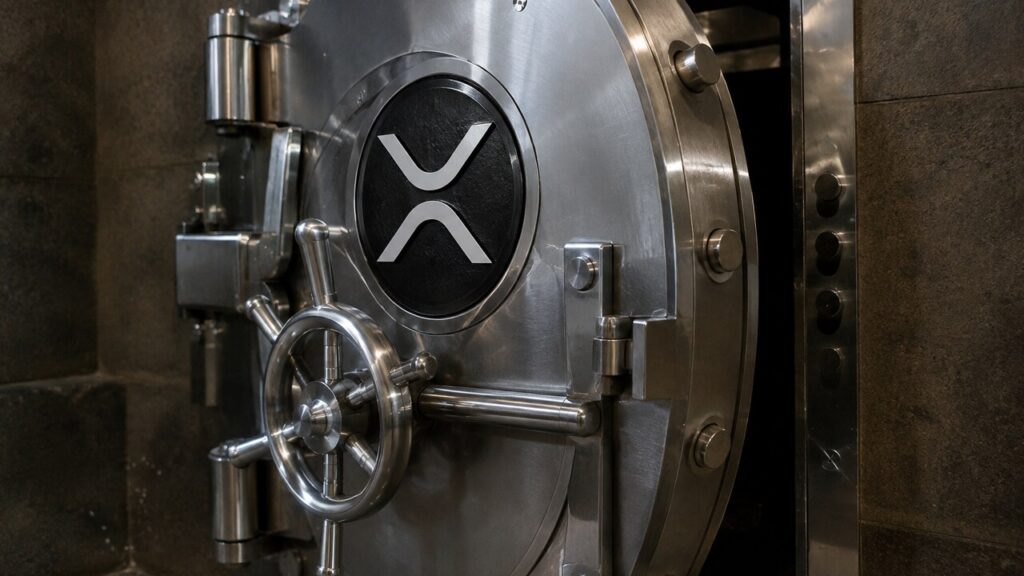 Zware stalen kluisdeur met een groot XRP-logo die op een kier staat, met het slotmechanisme scherp in beeld