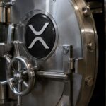 Zware stalen kluisdeur met een groot XRP-logo die op een kier staat, met het slotmechanisme scherp in beeld