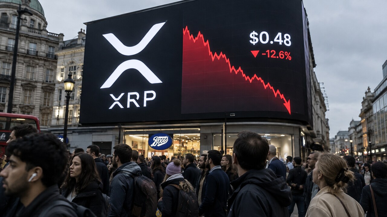 Groot reclamescherm op een druk plein met het XRP-logo en een dalende rode koersgrafiek, met voorbijgangers op de voorgrond