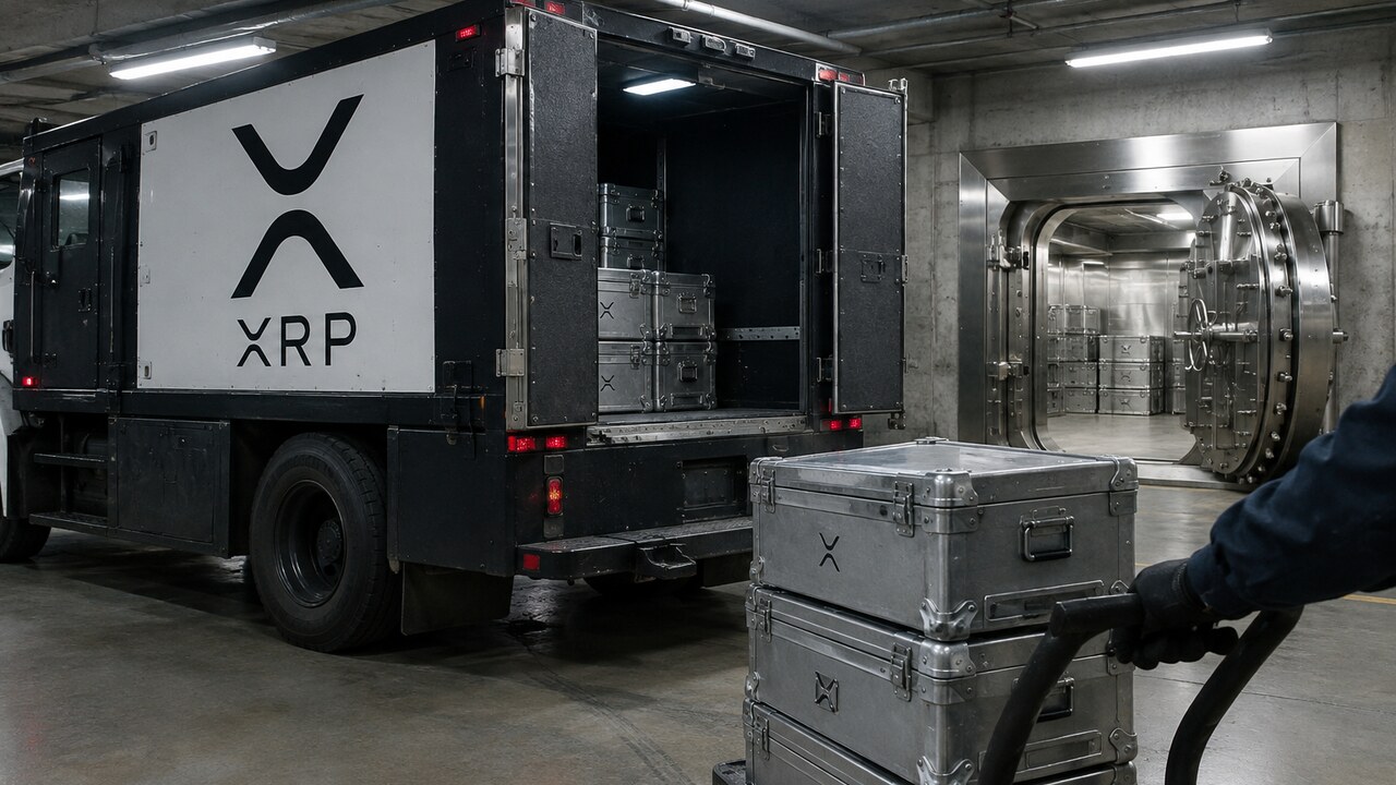 Gepantserde geldtransportwagen met het XRP-logo in een ondergrondse laadruimte, waar kisten naar een nieuwe kluis worden gebracht