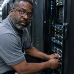 Technicus sluit een kabel aan bij een serverrack met het XRP-logo in een datacenter
