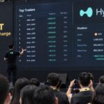 Podium op een cryptobeurs met een groot XT Exchange-spandoek en een scherm met het Hyperliquid-logo en een overzicht van traders die gekopieerd kunnen worden
