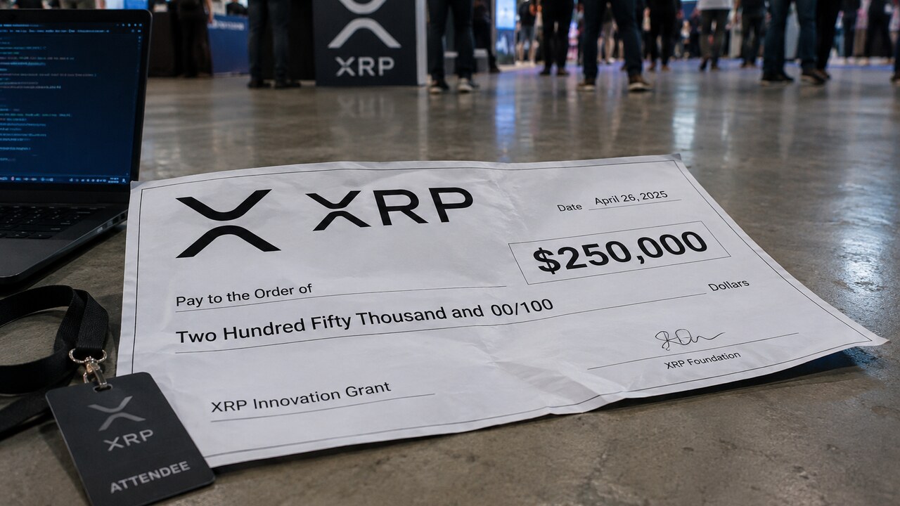 Grote cheque van 250.000 dollar met XRP-logo die verfrommeld op de vloer van een beveiligingsconferentie ligt