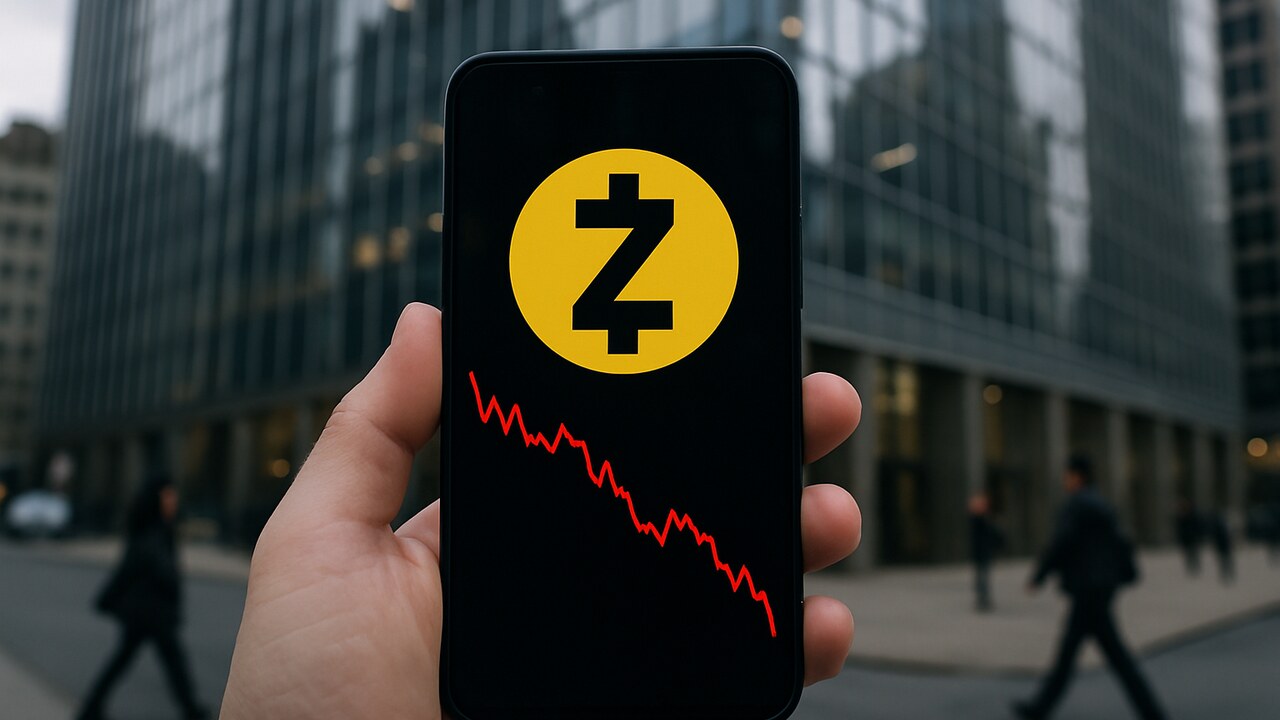 Hand met smartphone waarop het Zcash-logo en een dalende rode koersgrafiek te zien zijn, voor een kantoorgebouw in New York