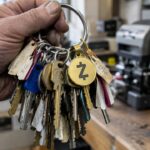 Hand houdt een sleutelbos met veel verschillende sleutels vast, met een goudkleurige hanger met het Zcash-logo