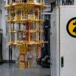 Gouden quantumcomputer in een onderzoekslab met het Zcash-logo op een kast ernaast