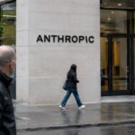 Gevel van een kantoorgebouw van Anthropic in San Francisco met het logo, voorbijgangers op een bewolkte middag